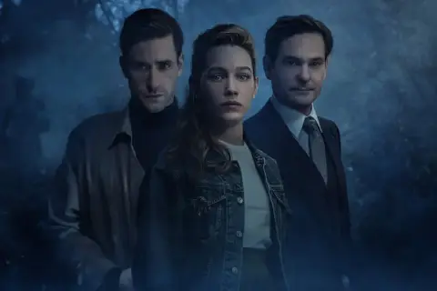 Il cast di The Haunting of Hill House: tre volti seri emergono da un'atmosfera nebbiosa e inquietante, pronti ad affrontare i segreti della casa.