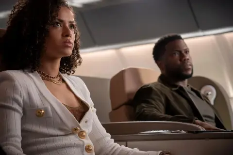 Il cast di Lift, Gugu Mbatha-Raw e Kevin Hart, seduti in aereo, sembrano pronti per un'avventura.