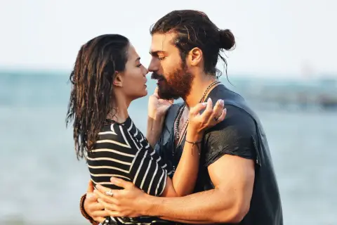 Coppia innamorata sulla spiaggia, un momento romantico che ricorda le più belle serie turche.