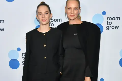 Maya Hawke e Uma Thurman, madre e figlia, posano insieme con eleganza in abiti neri.