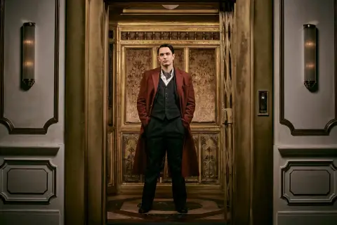 Il cast di The Continental, dal mondo di John Wick, in un ascensore dorato.