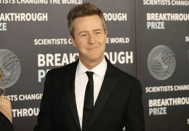 Edward Norton oggi, sorridente e impeccabile in smoking, alla premiazione del Breakthrough Prize.
