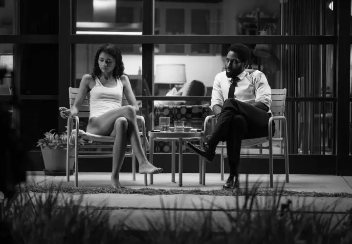 Malcolm e Marie: recensioni di una notte intensa. Una coppia seduta su sedie, in un dialogo teso.