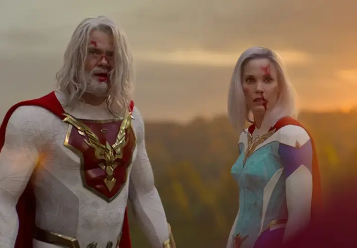 Il cast di Jupiter's Legacy, con volti feriti, guarda verso l'orizzonte al tramonto.