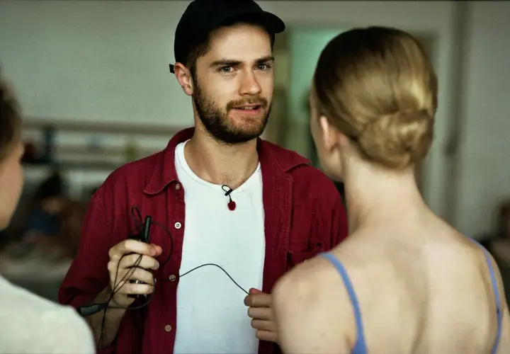 Un regista parla con una ballerina, forse per un film o una storia vera.
