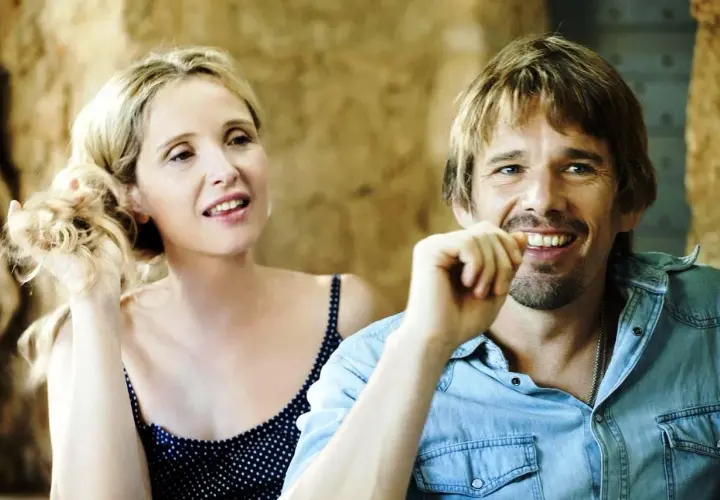 Ethan Hawke e Julie Delpy, protagonisti della **before midnight trilogia**, sorridono in un momento intimo.