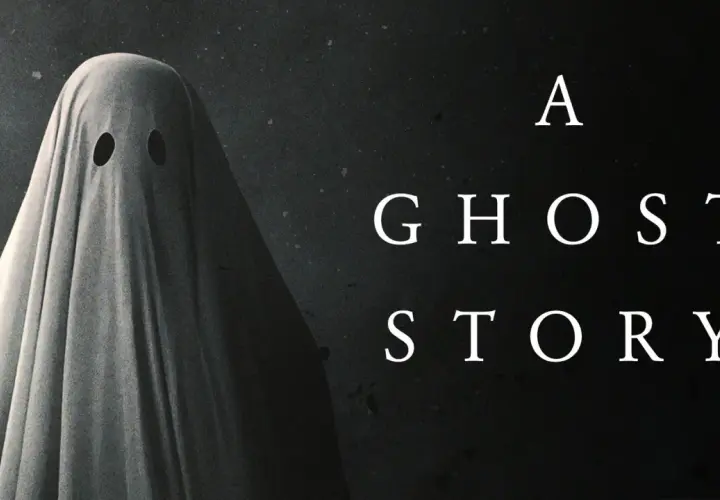 Un fantasma coperto da un lenzuolo con due buchi per gli occhi, con il titolo "A Ghost Story" in bianco.