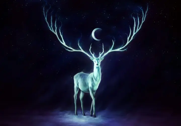 Cervo spettrale sotto la luna, con corna luminose che si estendono tra le stelle. La sua aura eterea suggerisce che il male non esiste, spiegazione finale.