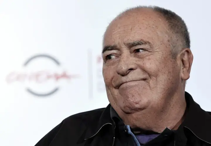 Ritratto di Bernardo Bertolucci, regista scomparso. La causa morte è stata legata a problemi di salute.