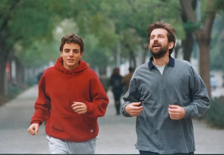 Due uomini corrono in un parco. Uno indossa una felpa rossa, l'altro una grigia. Forse stanno pianificando la trama della stanza del figlio.
