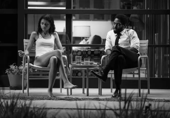 Malcolm e Marie, un dialogo intenso tra due anime. La tensione è palpabile mentre si confrontano, esplorando il significato del loro amore e delle loro vite.