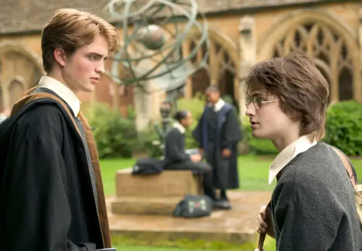Robert Pattinson, chi ha interpretato Cedric Diggory, parla con Harry Potter nel cortile di Hogwarts.