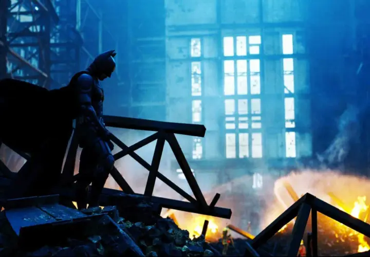 Batman osserva l'ospedale in fiamme, un'esplosione causata dal Joker ha devastato tutto.