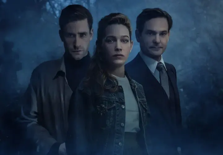 Il cast di The Haunting of Hill House: tre volti seri emergono da un'atmosfera nebbiosa e inquietante, pronti ad affrontare i segreti della casa.