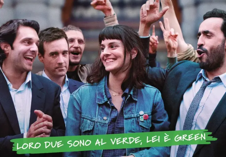 Un gruppo di persone festeggia, con una donna al centro che sorride. Le recensioni per "un anno difficile" potrebbero essere positive, dato l'entusiasmo.