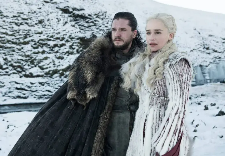 Jon Snow e Daenerys Targaryen in un paesaggio innevato. La loro storia epica, con la durata episodi di Game of Thrones, è indimenticabile.
