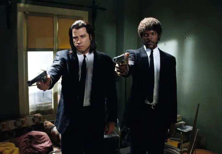 Samuel L Jackson e John Travolta in Pulp Fiction, con pistole puntate, pronti all'azione.