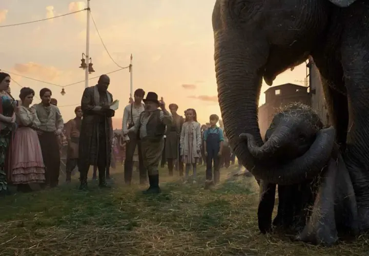 La commovente storia di Dumbo, un elefantino con grandi orecchie, protetto dalla madre in un circo al tramonto.