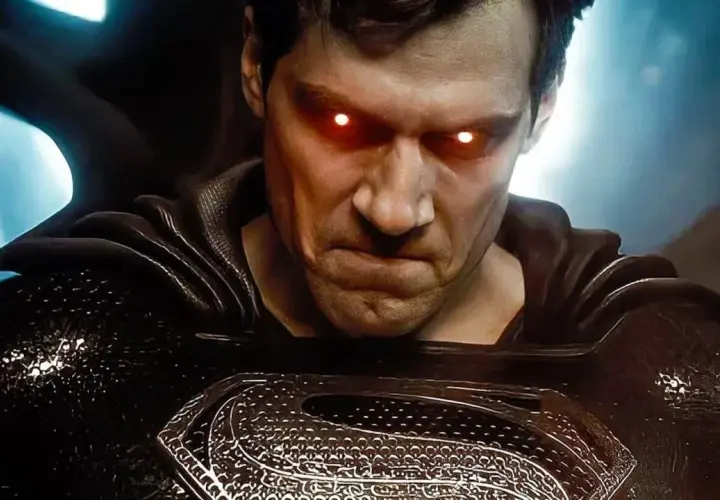 Primo piano di un Superman cattivo, con occhi rossi incandescenti e un'espressione minacciosa. Il costume nero e il mantello suggeriscono un lato oscuro in questo film.