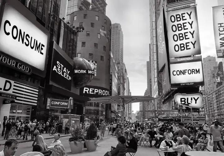 Times Square, un monito di messaggi che urlano "Consuma", "Obbedisci", "Conformati". Essi vivono significato: un'eco di controllo nella folla.
