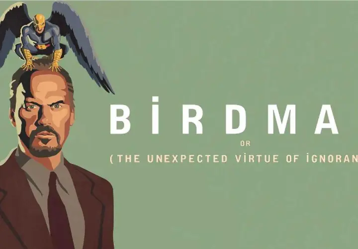 Un uomo con un costume da supereroe alato sulla testa. Titolo: Birdman or (The Unexpected Virtue of Ignorance).