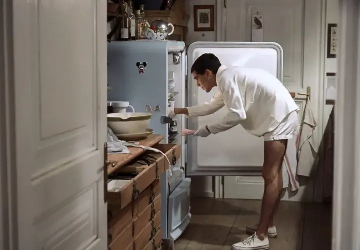 Ragazzo in pigiama cerca qualcosa nel frigo, forse il finale dei funny games.