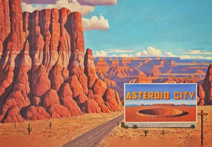 Un deserto rosso con canyon imponenti e un cartello che annuncia "Asteroid City". Un'immagine che evoca mistero e avventura, perfetta per una spiegazione del film.