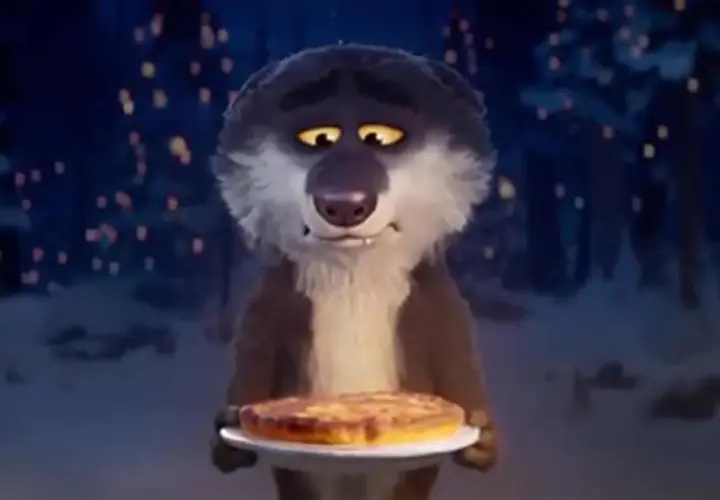 Un lupo dei lupis, con un'espressione un po' malinconica, offre una torta in un bosco illuminato da lucine.