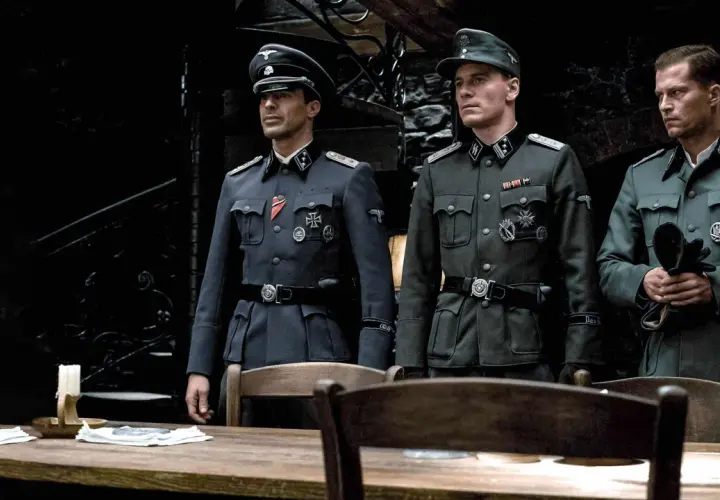 Tre ufficiali nazisti in uniforme, un'immagine che evoca il significato di "bastardi senza gloria".