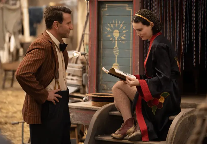 Uomo con giacca a righe e donna con vestito nero leggono un libro, forse la spiegazione de la fiera delle illusioni.
