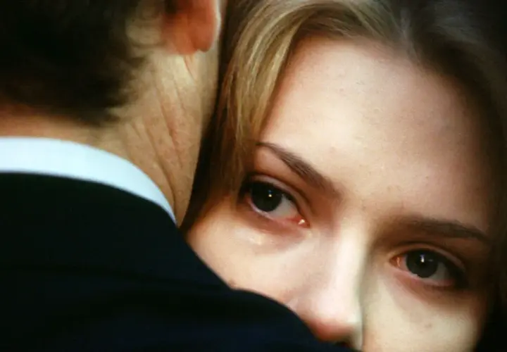Un primo piano intenso di Charlotte, con un occhio lucido, abbracciata a Bob. La trama di Lost in Translation cattura la solitudine e la connessione inaspettata.