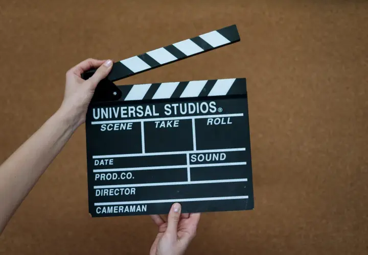 Mani che tengono una ciak Universal Studios, pronta per girare. Un vero cinefilo significato di inizio riprese.