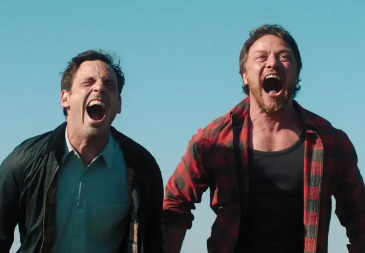 Il cast di Speak No Evil, due uomini urlano con le bocche spalancate sotto un cielo azzurro.