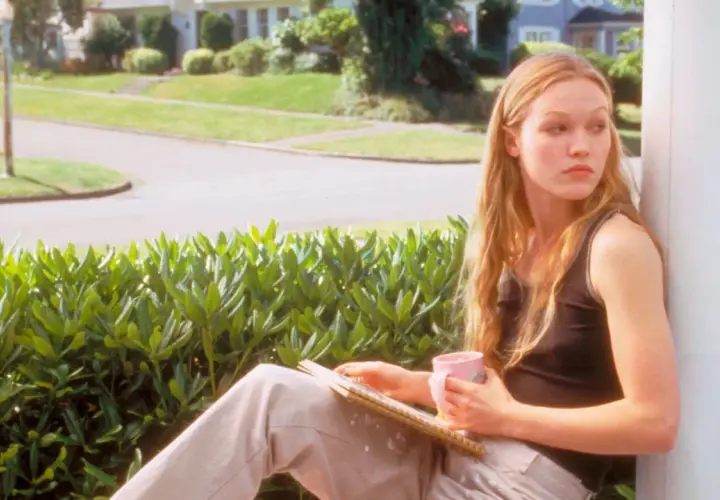Kat Stratford, protagonista di "10 cose che odio di te", con tazza e quaderno, riflette sul suo mondo.