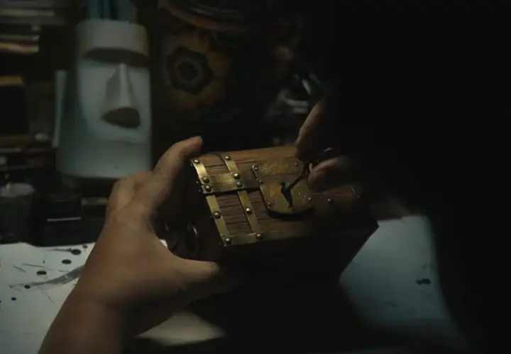 Mani che aprono un forziere, forse il tesoro di Gold Roger di One Piece. Sullo sfondo, una statua Moai e oggetti misteriosi.
