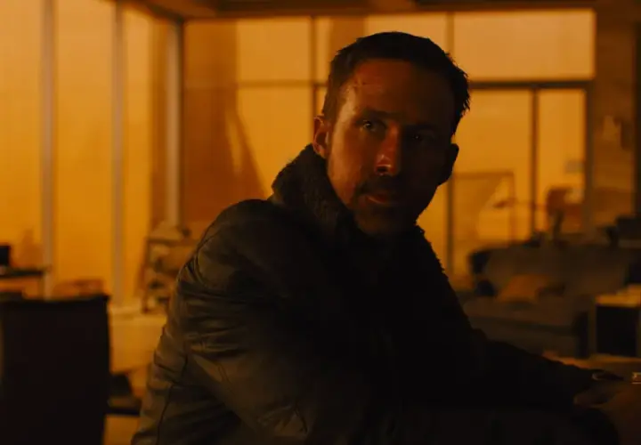 Ryan Gosling in un interno arancione, un momento chiave della **blade runner 2049 trama**.