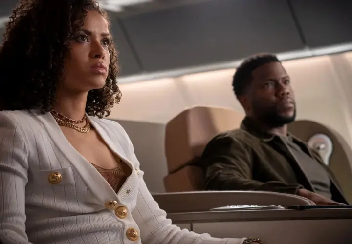 Il cast di Lift, Gugu Mbatha-Raw e Kevin Hart, seduti in aereo, sembrano pronti per un'avventura.
