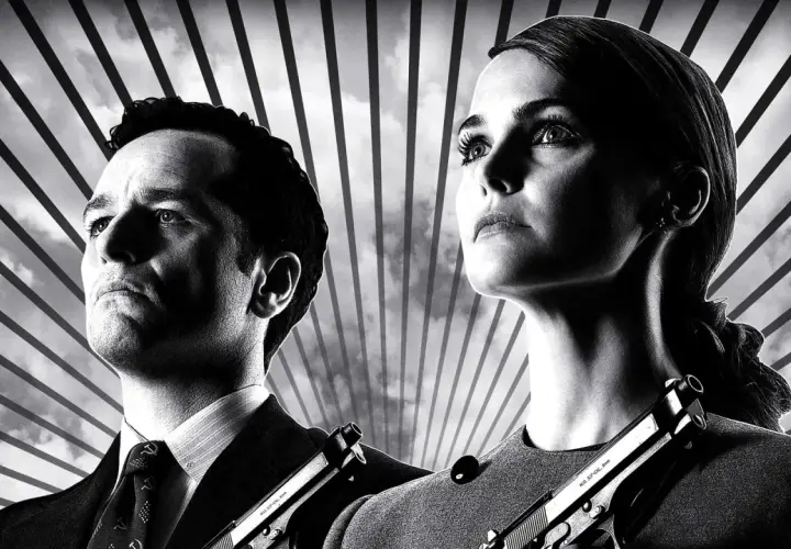 Philip e Elizabeth Jennings, protagonisti di "The Americans", con pistole pronte. Le recensioni della serie lodano la tensione e la recitazione.