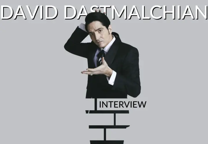 David Dastmalchian in un completo elegante, pronto per un'intervista.