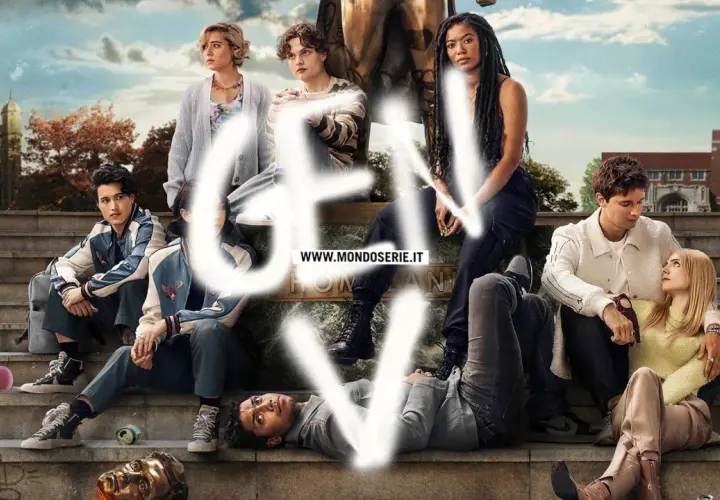Il cast della gen v serie posa su una scalinata, con edifici universitari sullo sfondo.