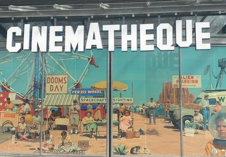 Un'installazione artistica per la Cinematheque, con un'atmosfera da fiera e un tocco di fantascienza, ricorda le opere di Jerskin Fendrix.