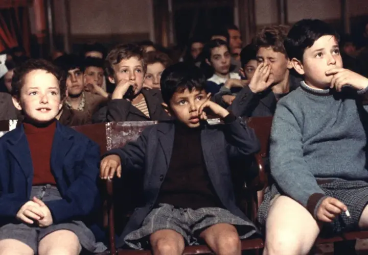 Bambini in sala, rapiti dalla magia del cinema, come in "Nuovo Cinema Paradiso" di Alfredo.