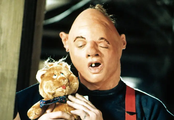 Sloth, membro della banda fratelli Goonies, abbraccia il suo orsacchiotto preferito, "Baby Ruth".