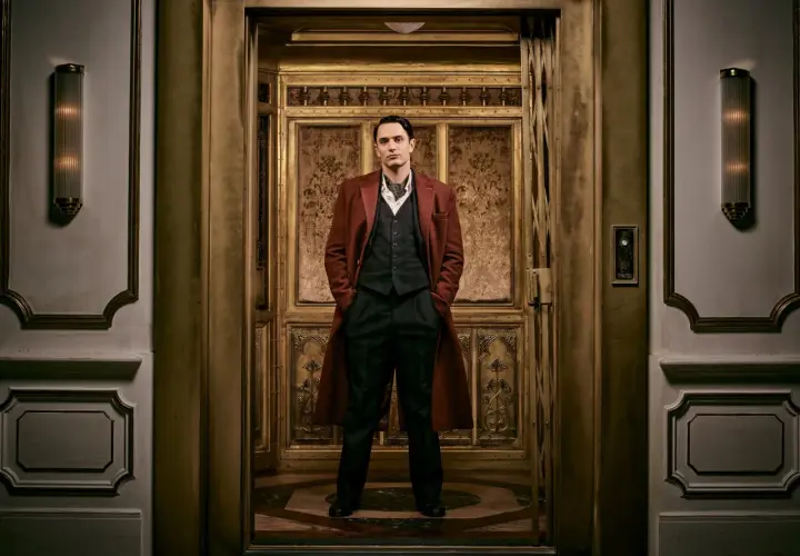 Il cast di The Continental, dal mondo di John Wick, in un ascensore dorato.