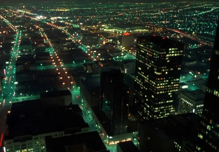 Luci urbane notturne, un paesaggio che evoca il **koyaanisqatsi significato**: vita caotica, squilibrio, mondo che va in pezzi.