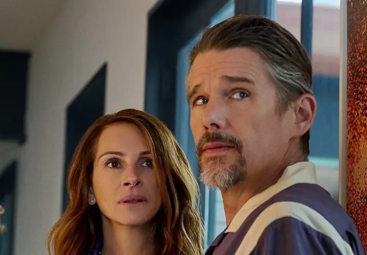 Julia Roberts ed Ethan Hawke, cast de "Il mondo dietro di te", con sguardi preoccupati verso un futuro incerto.