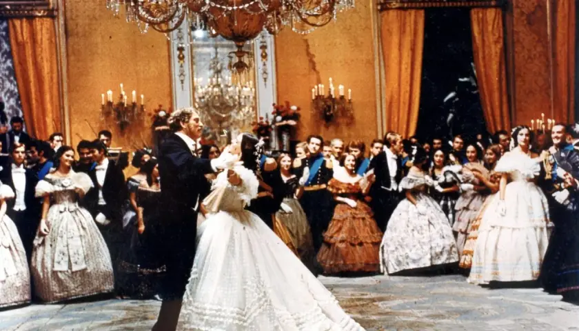 Una scena del ballo ne "Il Gattopardo", con Don Fabrizio che danza con Angelica. Un'icona del cinema.