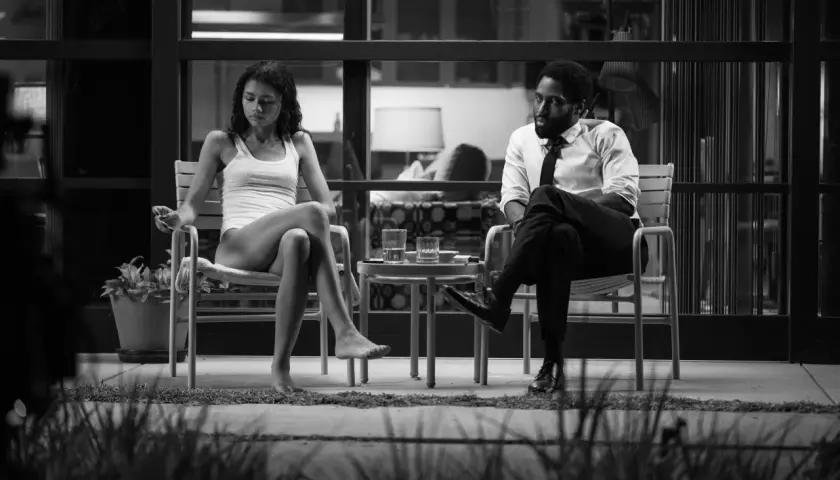 Malcolm e Marie: recensioni di una notte intensa. Una coppia seduta su sedie, in un dialogo teso.