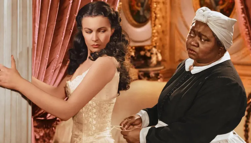 Hattie McDaniel, la prima afroamericana a vincere un Oscar, aiuta Scarlett a indossare il corsetto.