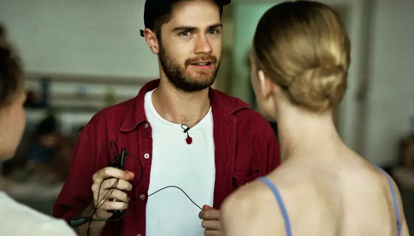 Un regista parla con una ballerina, forse per un film o una storia vera.